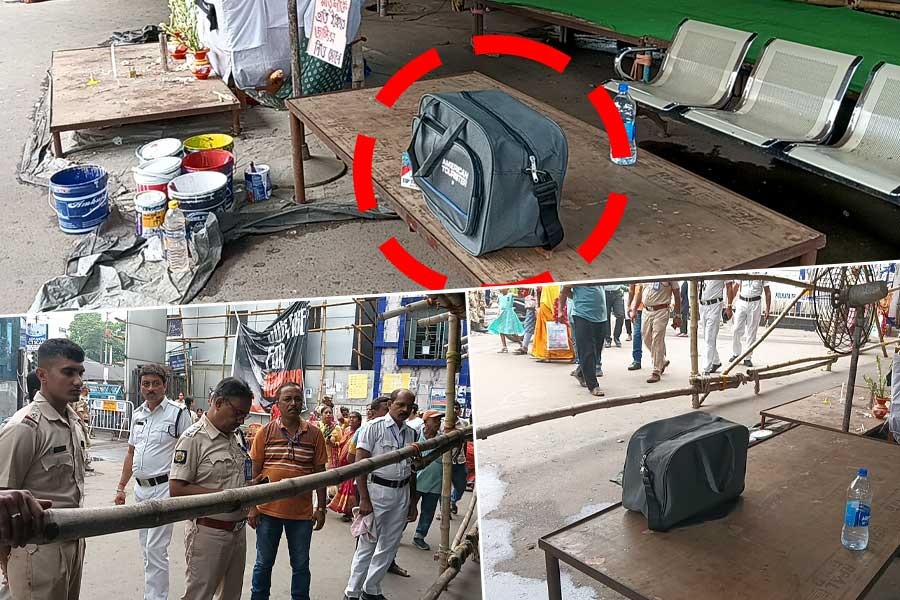 আর জি করের ধরনা মঞ্চে পরিত্যক্ত ব্যাগ, বোমা রয়েছে? আতঙ্কে বম্ব স্কোয়াডকে তলব