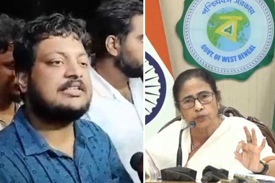 ‘চেয়ারের উপর ভরসা আছে’, ফের স্বাস্থ্যভবনের ধরনা মঞ্চে ফিরছেন ডাক্তাররা