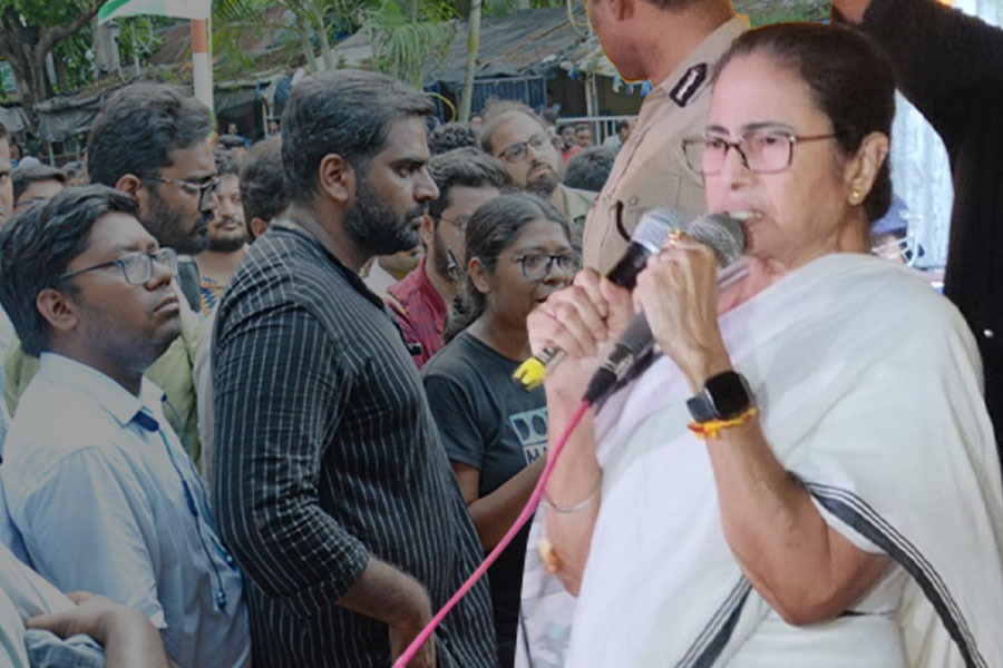 ‘মুখ্যমন্ত্রী নয়, বড় দিদির মতো এসেছি’, জুনিয়র ডাক্তারদের ধরনা মঞ্চে মমতা