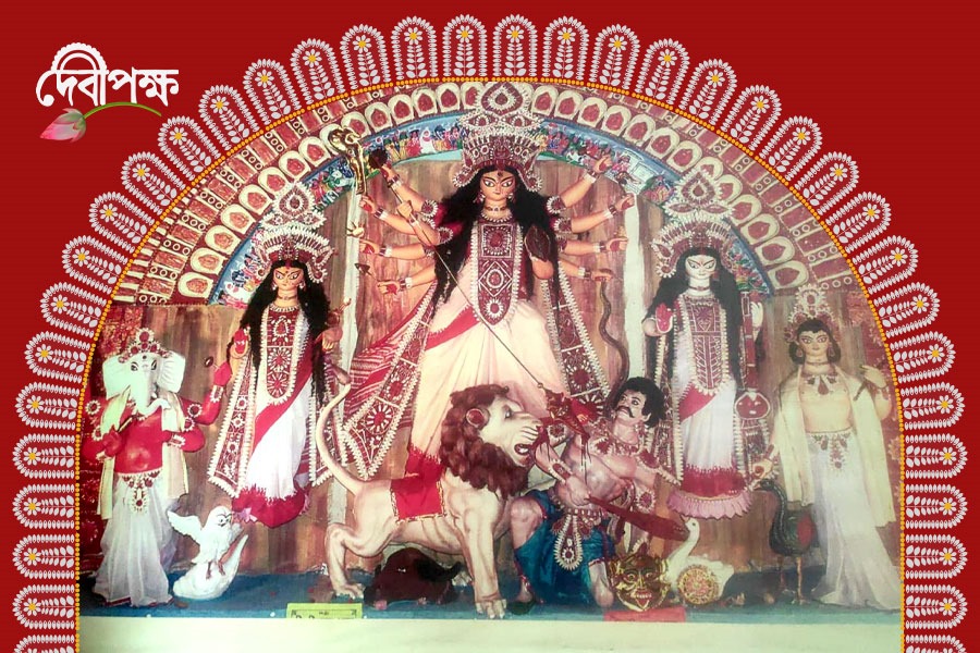 বিসর্জন নেই, শুধুই দেবীর আবাহন! পটে মা দুর্গার আরাধনা পালবাড়িতে