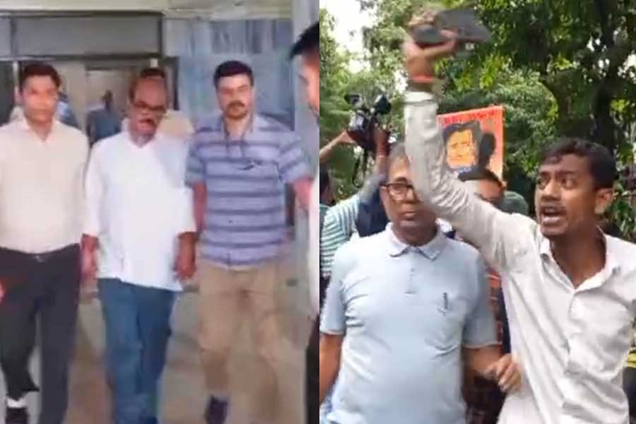 CGO থেকে বেরতেই বিক্ষোভের মুখে টালা থানার প্রাক্তন OC, জুতো হাতে স্লোগান আমজনতার