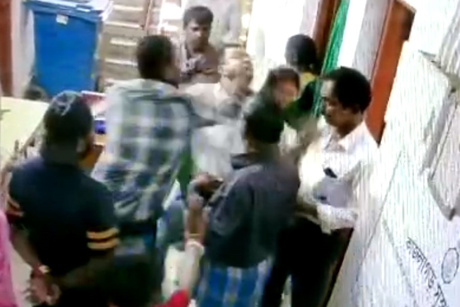 প্রাথমিক স্বাস্থ্যকেন্দ্রে চিকিৎসককে চড়-কিল-ঘুষি! ফের প্রশ্নের মুখে নিরাপত্তা