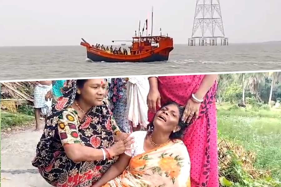 মাঝ সমুদ্রে টর্নেডোর কবলে পড়ে ট্রলার ডুবি, নিখোঁজ ৯ মৎস্যজীবী
