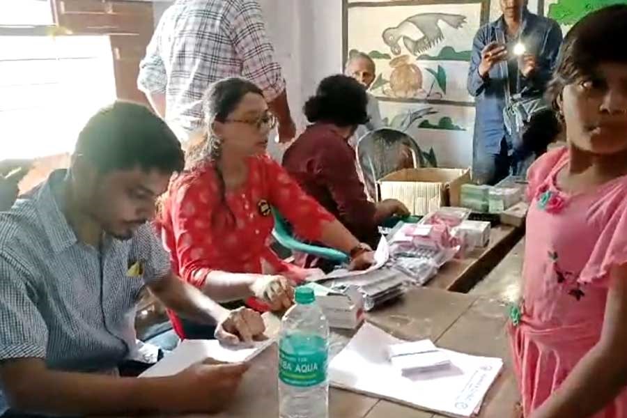 পাঁশকুড়ায় বন্যা দুর্গতদের পাশে আন্দোলনরত জুনিয়র চিকিৎসকরা