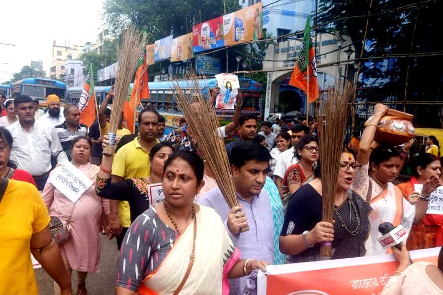 হাতে গঙ্গাজল, সঙ্গে দোসর ঝাঁটা! থানায় থানায় ‘শুদ্ধিকরণ’ অভিযানে বিজেপি