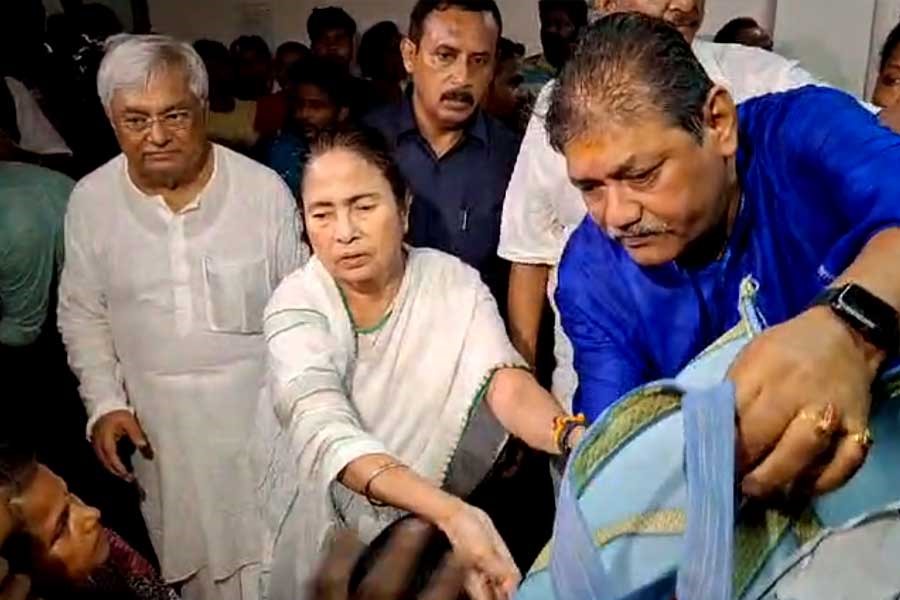 বড়জোড়ায় ত্রাণ শিবিরে মমতা, মুখ্যমন্ত্রীকে পাশে পেয়ে কেঁদে ফেললেন দুর্গতরা