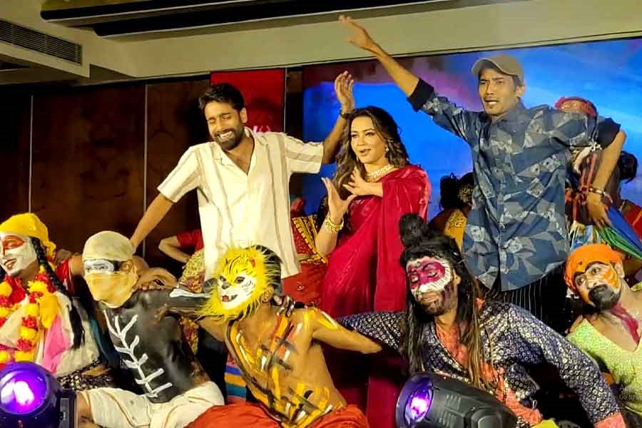 ভিড়ের মাঝে বৃষ্টিতে ভিজে কৌশানীর নাচ! নিউ মার্কেটে এমন দৃশ্যে হতবাক আমজনতা