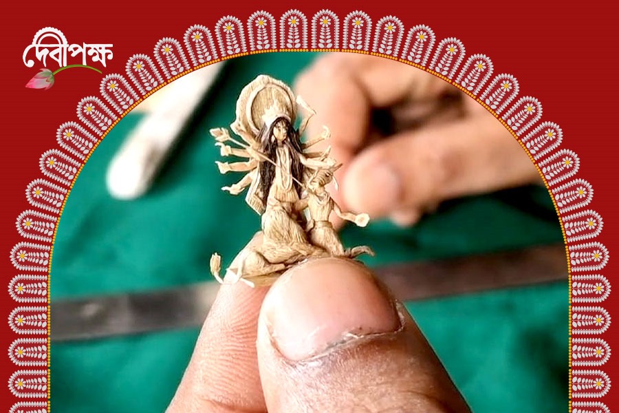 কচুরিপানার আঁশ দিয়ে তৈরি দুর্গা! ১ ইঞ্চির উমা বানিয়ে তাক লাগালেন শিল্পী