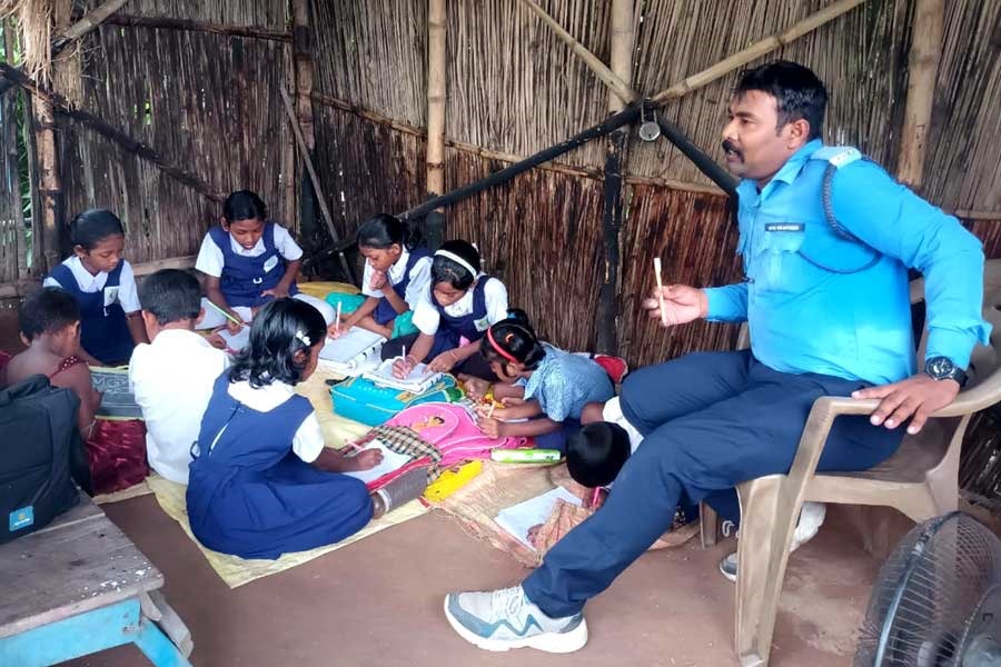 শিক্ষকের ভূমিকায় সিভিক ভলান্টিয়ার! ট্রাফিকের দায়িত্ব সামলে ছোটদের পাঠ