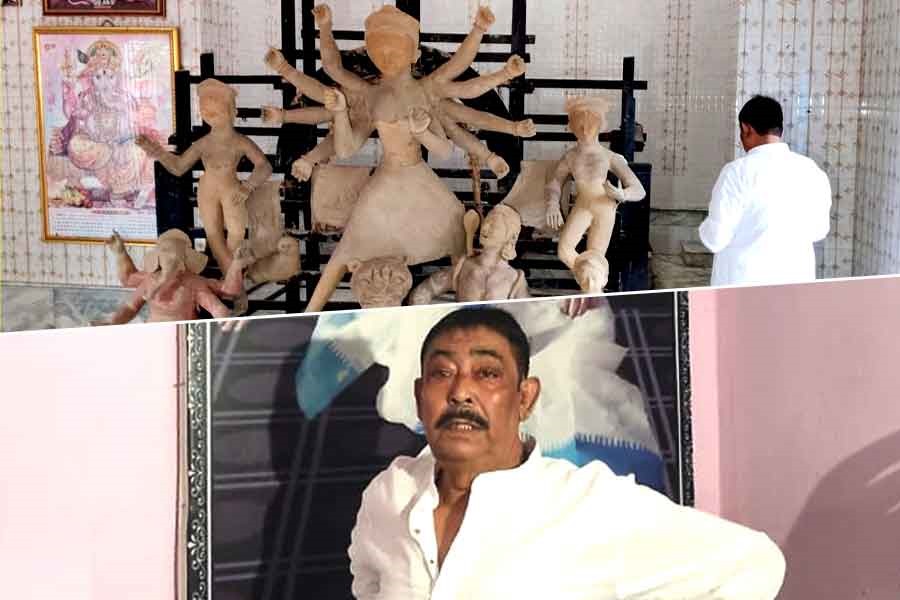 গরিবের পুজোতেই সুখ! গ্রামের বাড়িতে দুর্গা-প্রস্তুতি খতিয়ে দেখলেন অনুব্রত