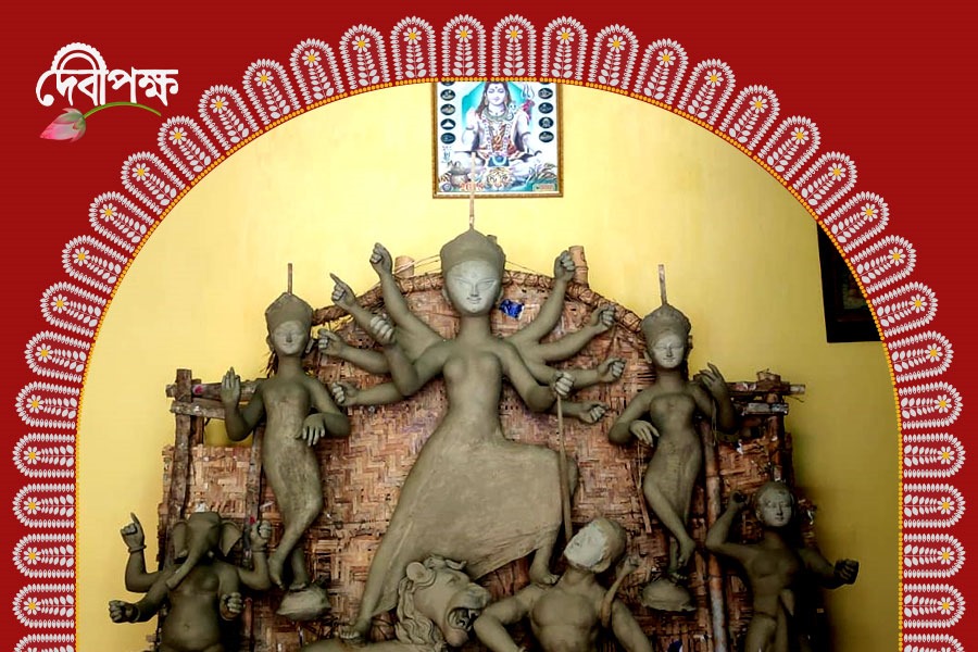 চুঁচুড়ায় বৈষ্ণবী রূপে পুজিত মা দুর্গা! হালদার বাড়ির পুজোর পৌরহিত্যে বাড়ির পুরুষরা