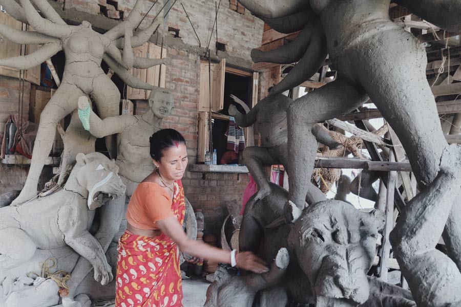 দ্রব্যমূল্যের বাজার আগুন, কম লাভেই বরাত নিয়ে দুর্গা প্রতিমা গড়ছেন গৃহবধূ