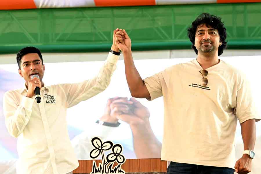 সংসদের গুরুত্বপূর্ণ স্থায়ী কমিটিতে অভিষেক, প্রতিরক্ষা সংক্রান্ত স্থায়ী কমিটিতে দেব