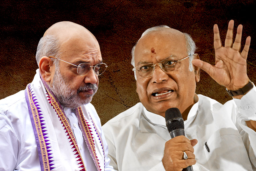 তৃণমূলের একদিন পর কংগ্রেস, শাহের বিরুদ্ধে স্বাধিকার ভঙ্গের নোটিস খাড়গের