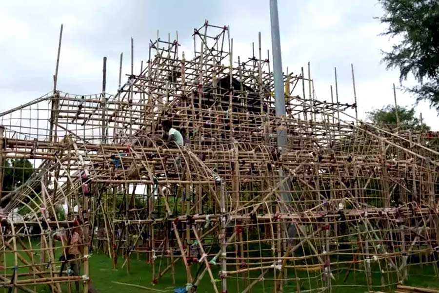 দুর্গাপুজোয় তালিবান-আমেরিকার যুদ্ধ! শিল্পের অনন্য প্রকাশ অশোকনগরে