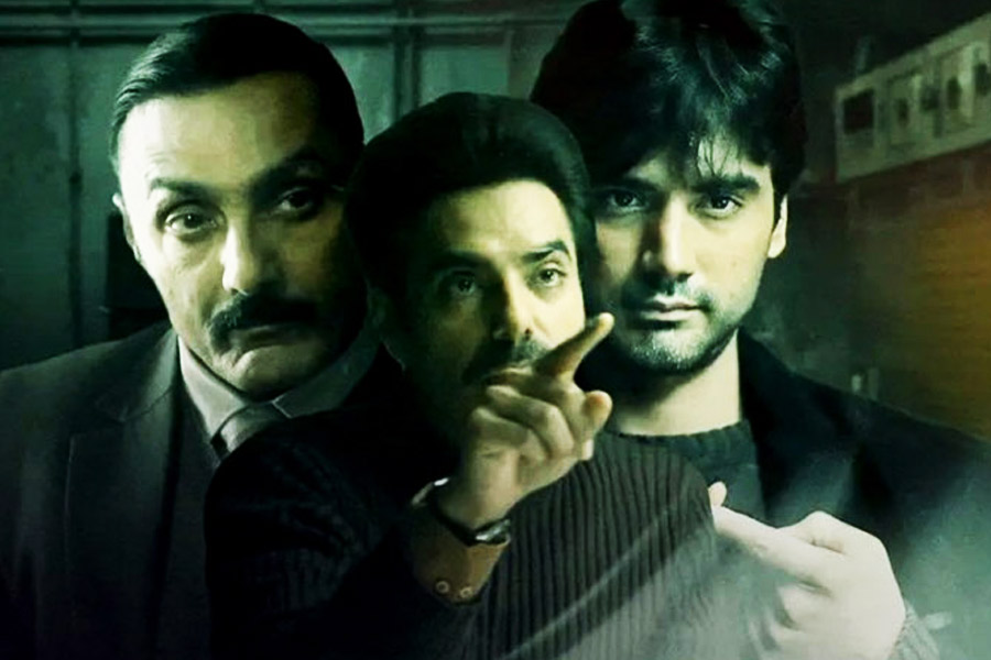 রাষ্ট্র, ষড়যন্ত্র এবং ‘খেলনা’ জনতার গল্প বলেও বেপথে ‘বার্লিন’