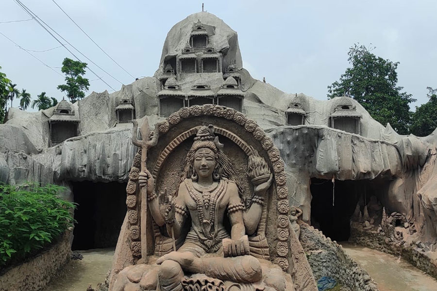 মণ্ডপ সাজছে দেব-দেবীর মূর্তিতে, প্রাচীন সভ্যতা ফুটিয়ে তুলছে চুঁচুড়ার নবীন সংঘ
