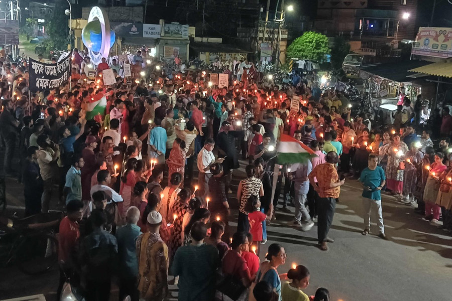 আর জি কর কাণ্ডের প্রতিবাদে ফের পথে আমজনতা, একঝলকে কর্মসূচির ফটো গ্যালারি