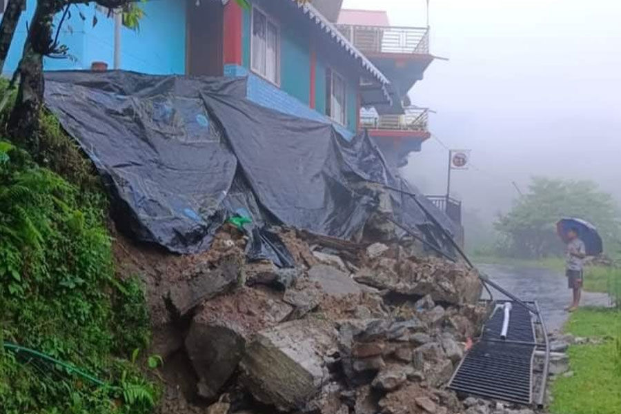 লাগাতার বর্ষণের জেরে দার্জিলিংয়ে ধস, ফের বন্ধ ১০ নম্বর জাতীয় সড়ক, ফুঁসছে তিস্তাও