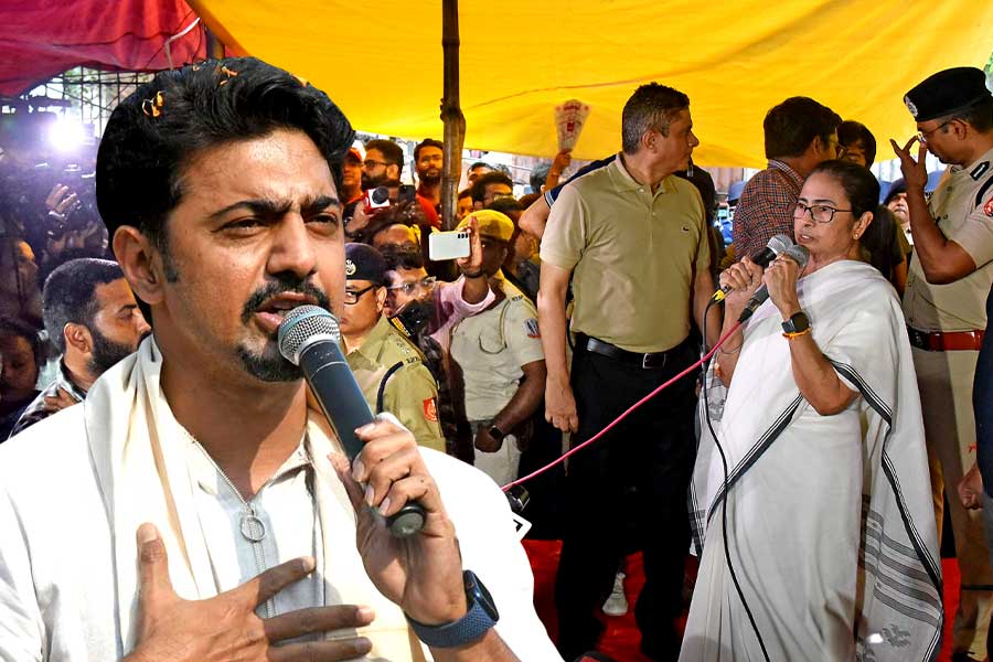 ‘দিদি আপনাকে কুর্নিশ, ন্যায়-সম্মান সব ফিরুক’, ধরনা মঞ্চে মমতার ‘মাস্টারস্ট্রোকে’ আপ্লুত দেব
