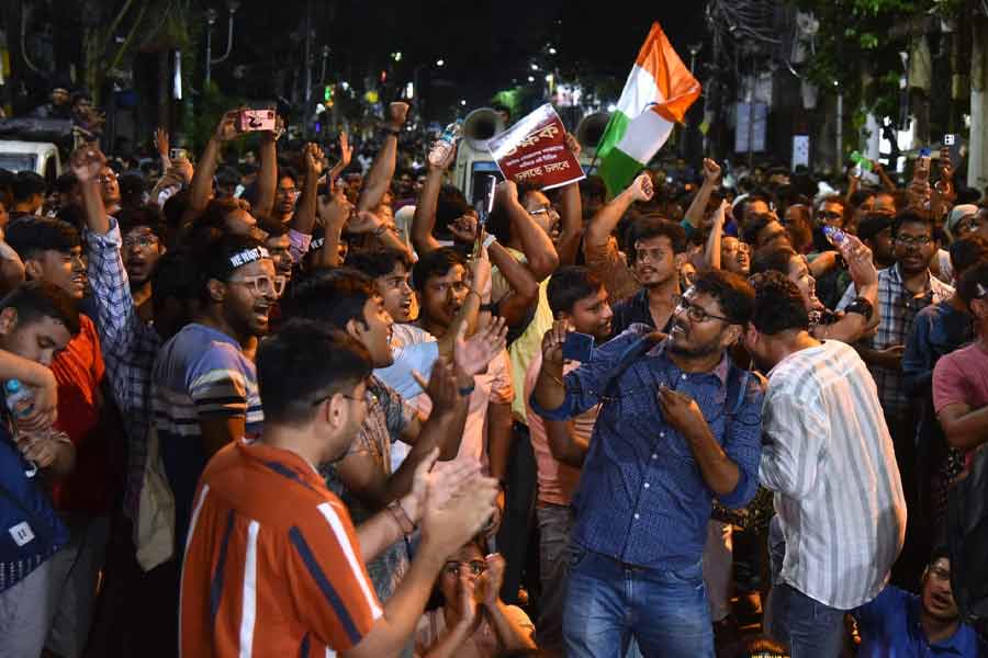 সন্দীপের গ্রেপ্তারিতে উল্লাস, এবার লালবাজারে ‘রাত দখল’ জুনিয়র ডাক্তারদের