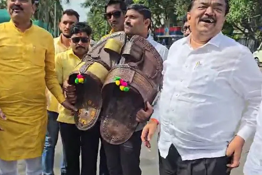 শিবাজির মূর্তি ভেঙেছে ‘শিবদ্রোহী দুর্নীতিগ্রস্তরা’! প্রতিবাদে মহারাষ্ট্রে ‘জুতো মারো’ মিছিল বিরোধীদের