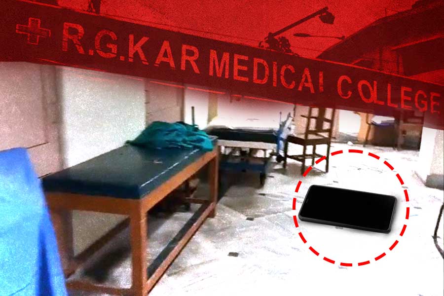 আর জি করের ক্রাইম সিনে মোবাইল! ক্রমশ ঘনাচ্ছে রহস্য
