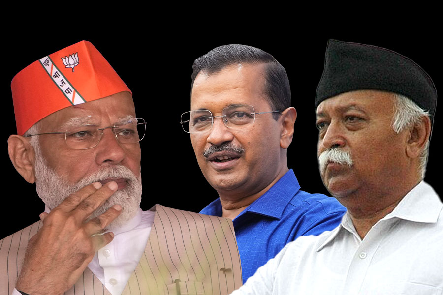 পঁচাত্তরে আডবানী অবসর নিলে মোদি নন কেন? সংঘ প্রধানকে প্রশ্ন কেজরির