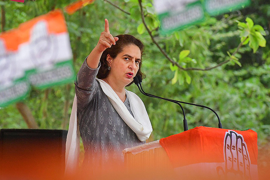 কাশ্মীরে নামতে পারল না প্রিয়াঙ্কা গান্ধীর চপার, ষড়যন্ত্রের অভিযোগ কংগ্রেসের