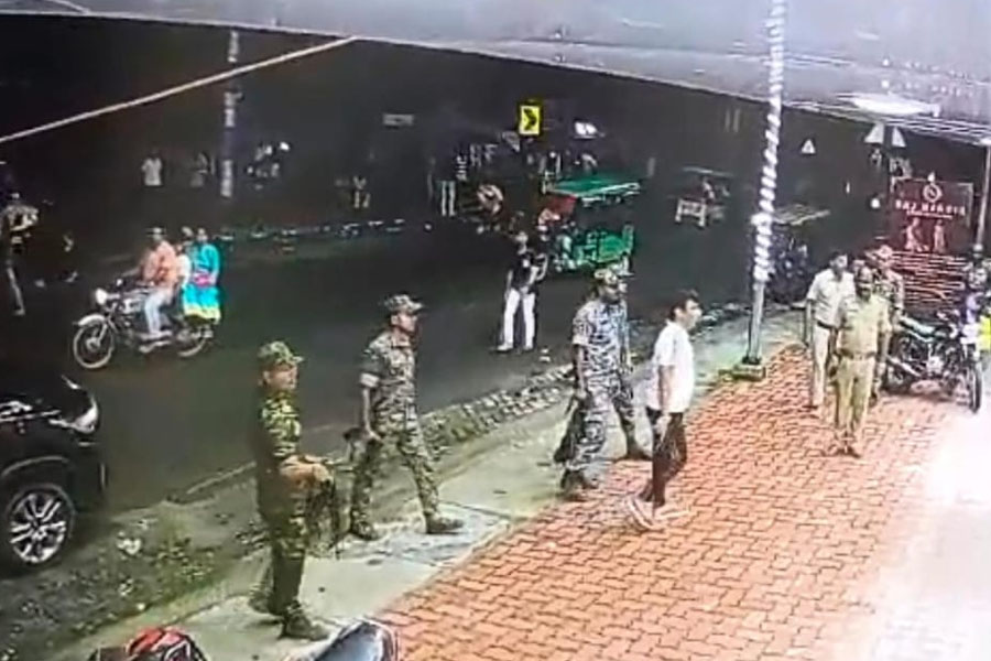 প্যানিক বোতামে আতঙ্কের সন্ধে পুরুলিয়ায়, পিস্তল উঁচিয়ে ত্রাতা খোদ পুলিশ সুপার