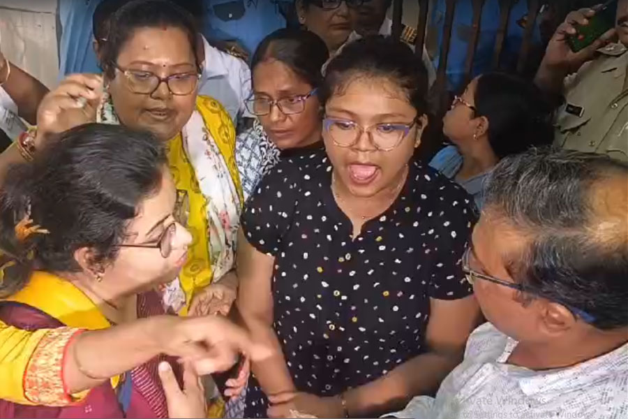 কর্মবিরতি, এমএসভিপিকে ঘিরে বিক্ষোভ, সাগর দত্ত মেডিক্যালে প্রবল উত্তেজনা