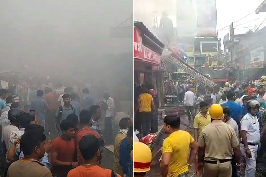 শিলিগুড়ি বিধান মার্কেটে ভয়াবহ আগুন, পুজোর মুখে ব্যাপক ক্ষতির আশঙ্কা