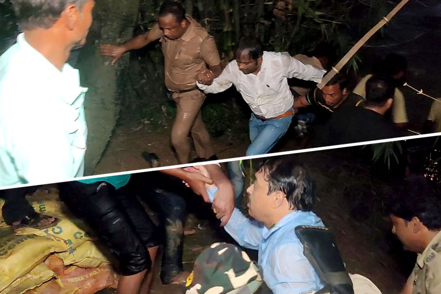 প্লাবন পরিস্থিতি দেখতে গিয়ে বিপত্তি, বীরভূমে স্পিডবোট উলটে নদীতে সাংসদ-বিধায়ক-জেলাশাসক