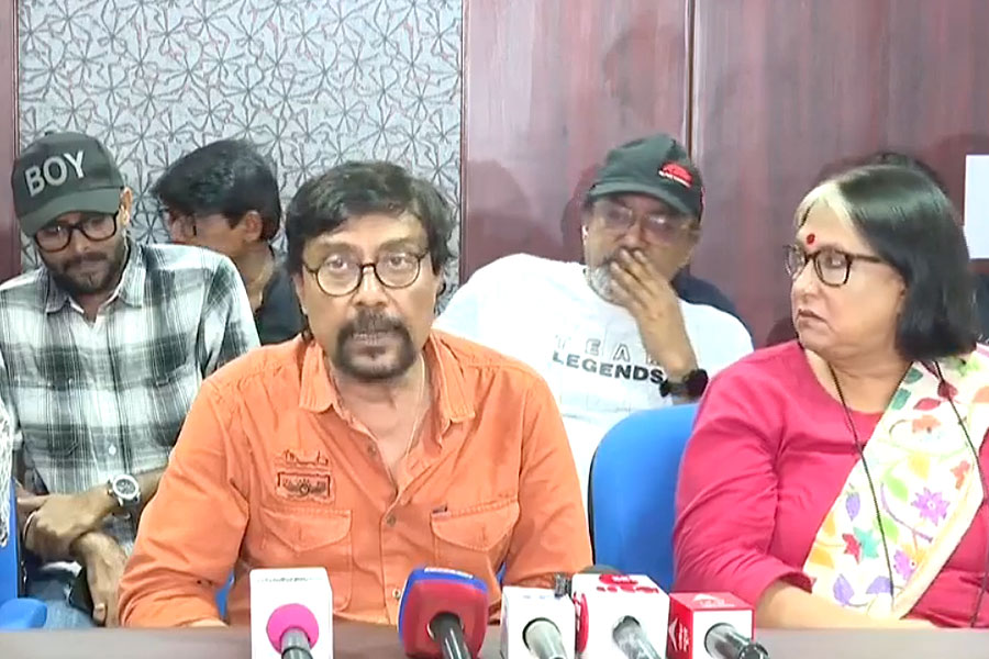 ‘কাজ ছেড়ে রোলের দোকান খুলতে হবে’, টলিপাড়ার ‘থ্রেট কালচার’ নিয়ে তোপ ডিরেক্টর্স গিল্ডের