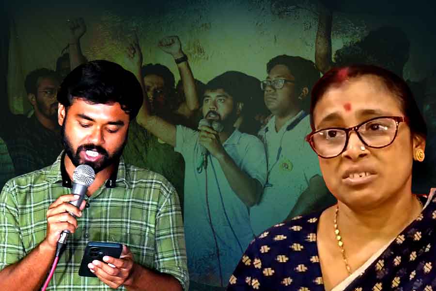 ছেলের ভবিষ্যত কী হবে? চিন্তায় চোখে জল চিকিৎসক দেবাশিসের মায়ের