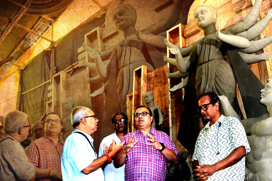 দুর্গা মূর্তি তৈরি দেখতে কুমোরটুলিতে কুণাল ঘোষ, ঘুরে দেখলেন শিল্পী পরিমল পালের স্টুডিও