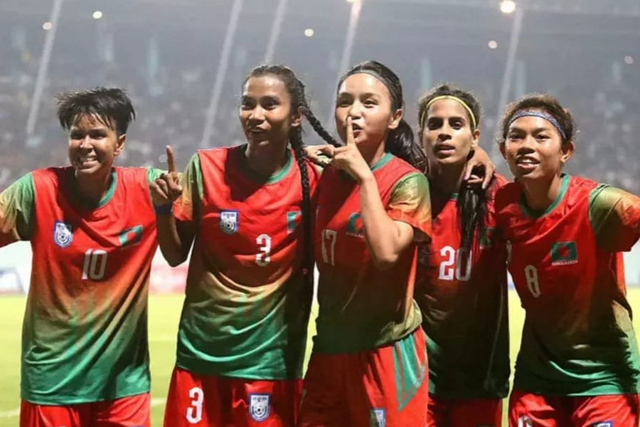 দীর্ঘদিনের বেতন বাকি কোচ-ফুটবলারদের, SAFF জিতেও চরম আর্থিক ভোগান্তিতে পদ্মাপারের মেয়েরা
