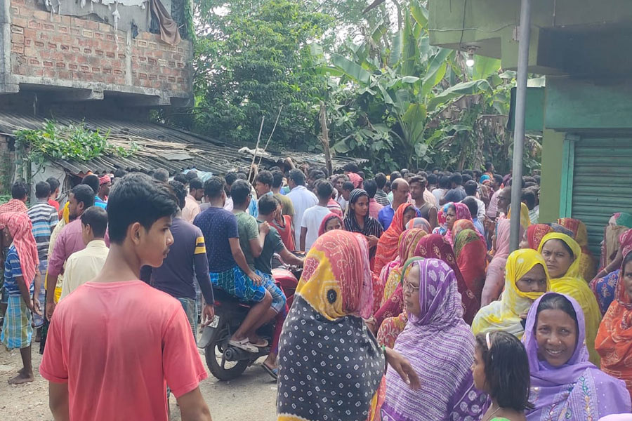 স্বামীকে কুপিয়ে ‘খুন’, বিছানায় পড়ে স্ত্রীর বিবস্ত্র দেহ, ভাঙড়ে ব্যাপক চাঞ্চল্য
