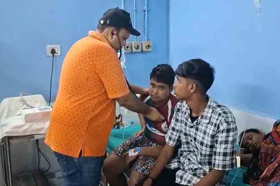 শিক্ষামূলক ভ্রমণে এসে খাবারে বিষক্রিয়া! হাসপাতালে বহু স্কুল পড়ুয়া