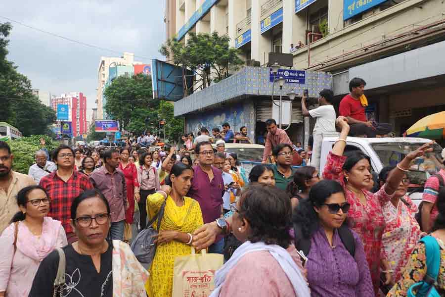 জুনিয়র ডাক্তারদের ‘অভয়া পরিক্রমা’য় পুলিশি বাধা, তুমুল উত্তেজনা চাঁদনি চকে