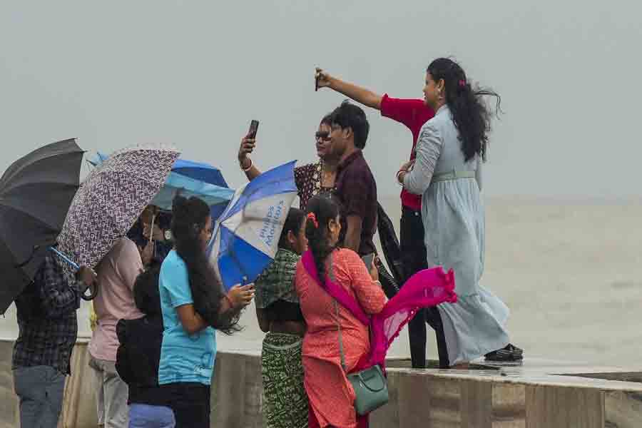 ‘ডানা’কে থোড়াই কেয়ার! উত্তাল দিঘা সৈকতে ‘সাইক্লোন সেলফি’র হিড়িক