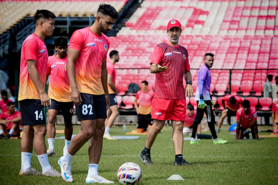 লক্ষ্য ওড়িশা বধ, ভুল শোধরাতে আড়াই ঘণ্টা অনুশীলনে ইস্টবেঙ্গলের নতুন কোচ অস্কার