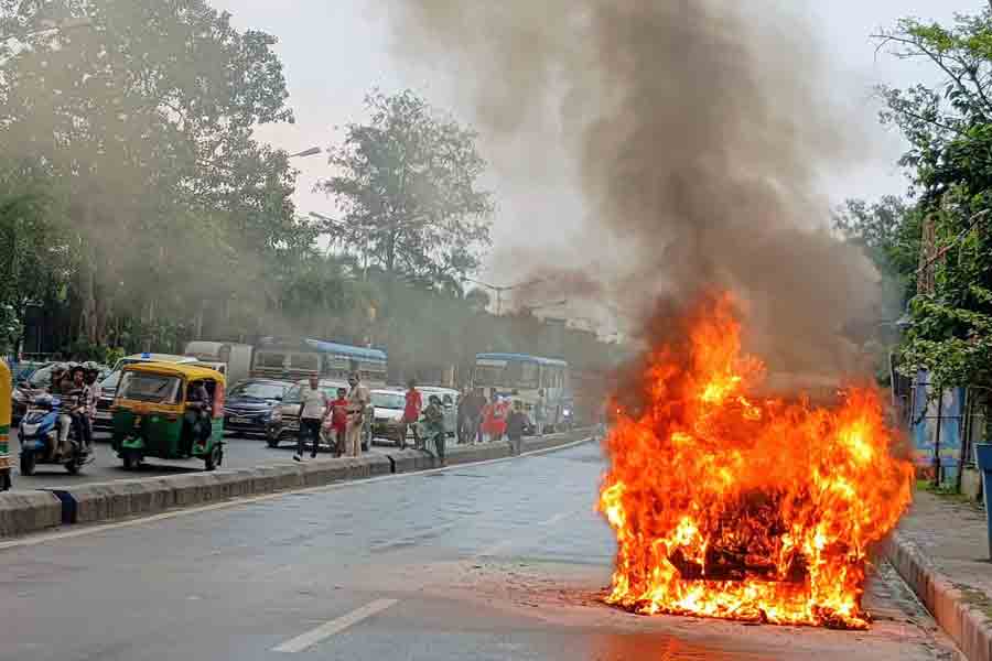 মহাষষ্ঠীর দুপুরে চলন্ত গাড়িতে আগুন, তীব্র যানজট ভিআইপির রাস্তায়