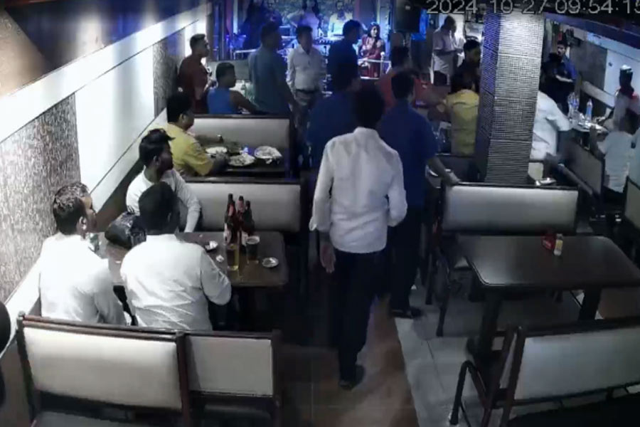 মদের বোতল হাতে মার, হাওড়ার পানশালায় ‘তাণ্ডব’, গ্রেপ্তার ১