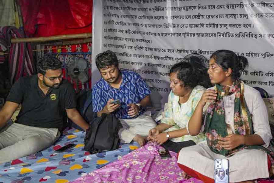 ফের বৈঠকে জুনিয়র চিকিৎসকরা, এবার আমরণ অনশনে যোগ দিতে চলেছে আর জি করও!