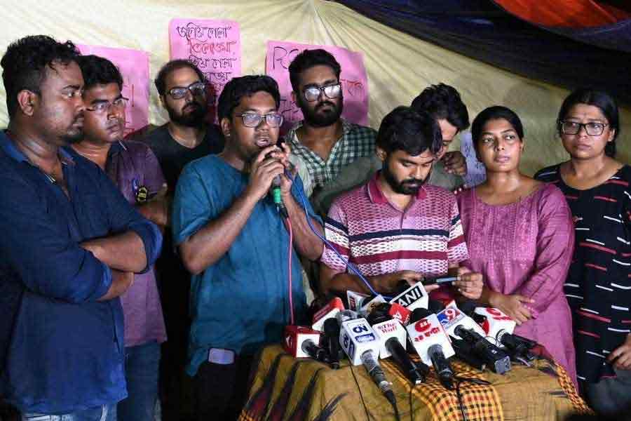 টানা ৮ ঘণ্টা জিবি বৈঠক, ফের কর্মবিরতিতে রাজ্যের জুনিয়র ডাক্তাররা
