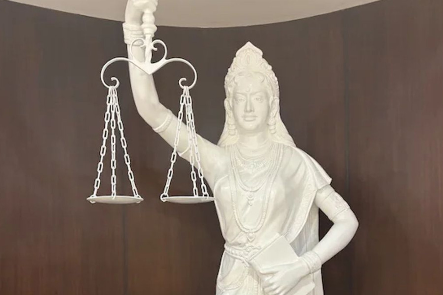 আইনের দেবীর চক্ষুদান!