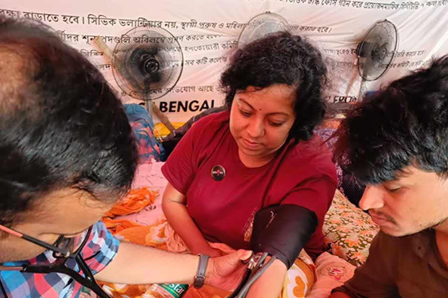 অনশনরত চিকিৎসকদের শারীরিক অবস্থার অবনতি, ধরনা প্রত্যাহারে চিঠি পুলিশের