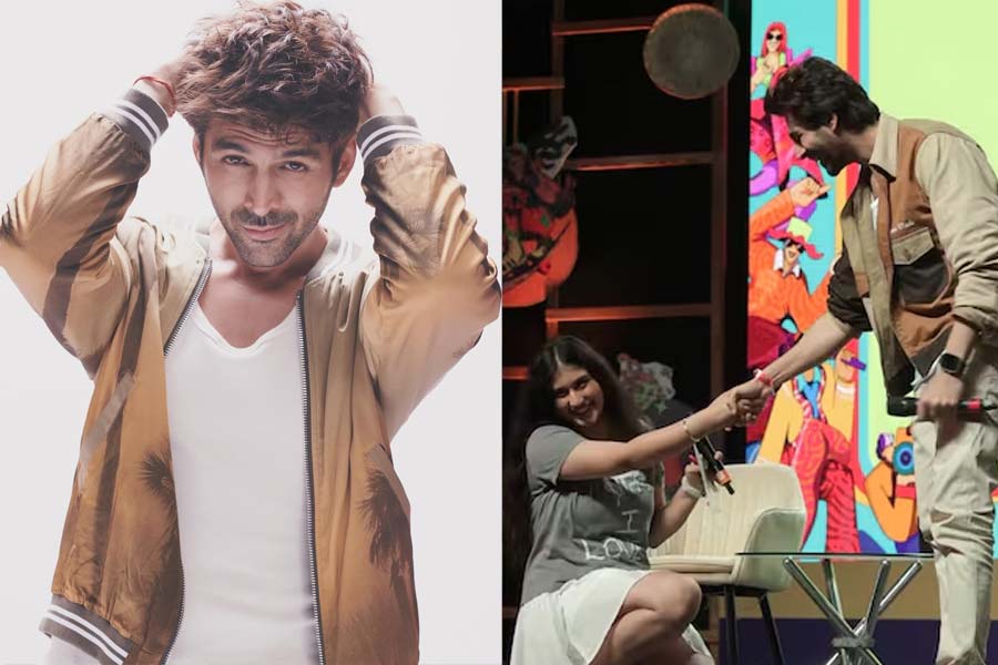 হাঁটু গেড়ে বসে কার্তিককে প্রেমের কবিতা শোনালেন অনুরাগী, লজ্জায় লাল নায়ক!  ভিডিও ভাইরাল