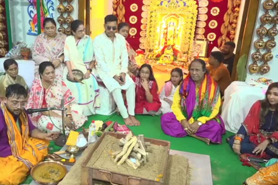 চোখে কালো চশমা, চিকিৎসা সেরে শহরে ফিরে মমতার বাড়ির পুজোয় গেলেন অভিষেক